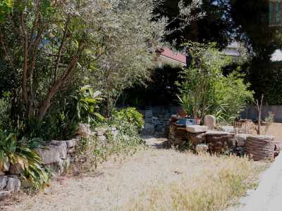 L'ingresso del "giardino di Epicuro" uno spazio incastonato tra grigi palazzi e villette, nel quale trovano rifugio  400 diverse variet� di piante, alberi e fiori